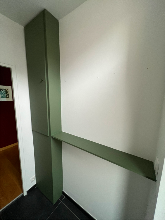 Extrait de travaux de peinture blanche sur un mur