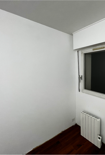 Extrait de travaux de peinture blanche sur un mur